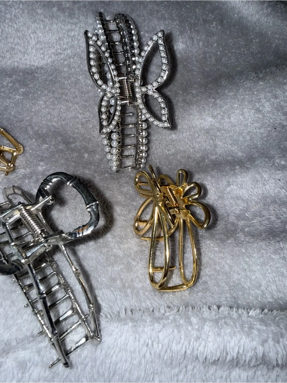 ✨ 4-Piece Hair Claw Clip Set – Pearl Bow, Gold & Silver